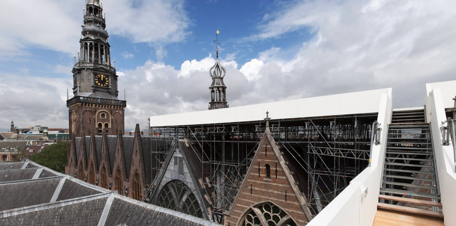 Kunstinstallatie bovenop de Oude Kerk in Amsterdam